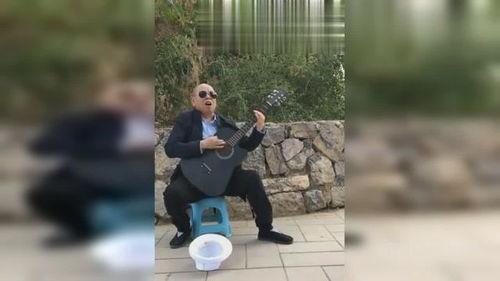 搞笑街边卖唱